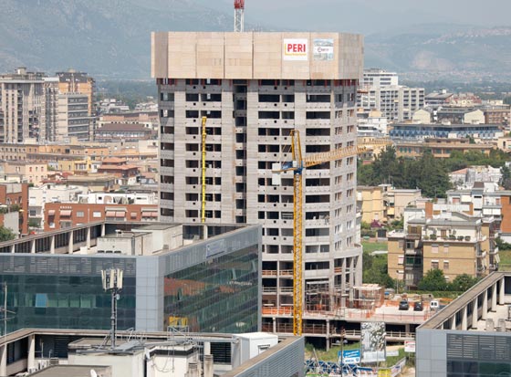 L’edificio si trova nel Centro Direzionale della città di Latina