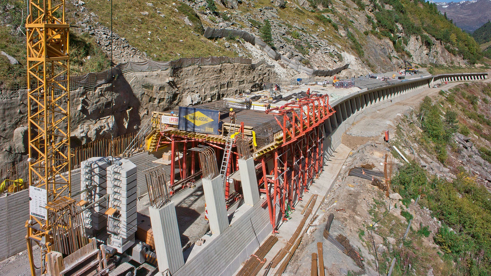 The VARIOKIT tunnel formwork solution accelerated construction of the 228 m long Marchlehner gallery situated at a height of 1,800 m above sea level. The competent planning process took into account al possible project requirements which ensured on-schedule completion before the onset of winter.