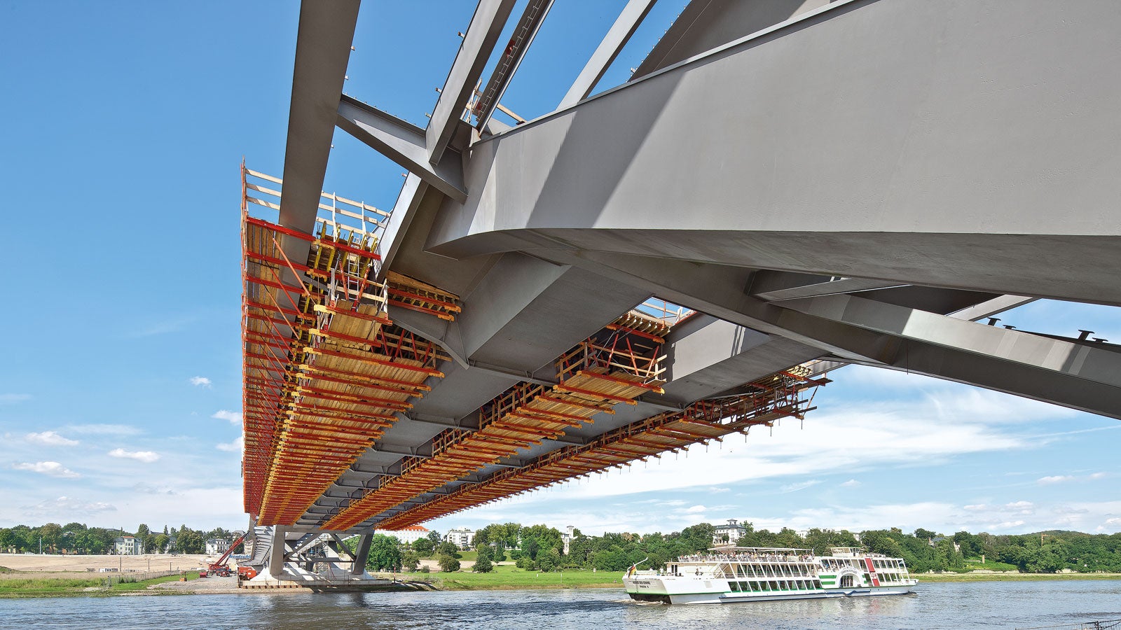 GT 24 wooden lattice girders transfer the loads into the formwork units and allow large spans with minimal deflection.