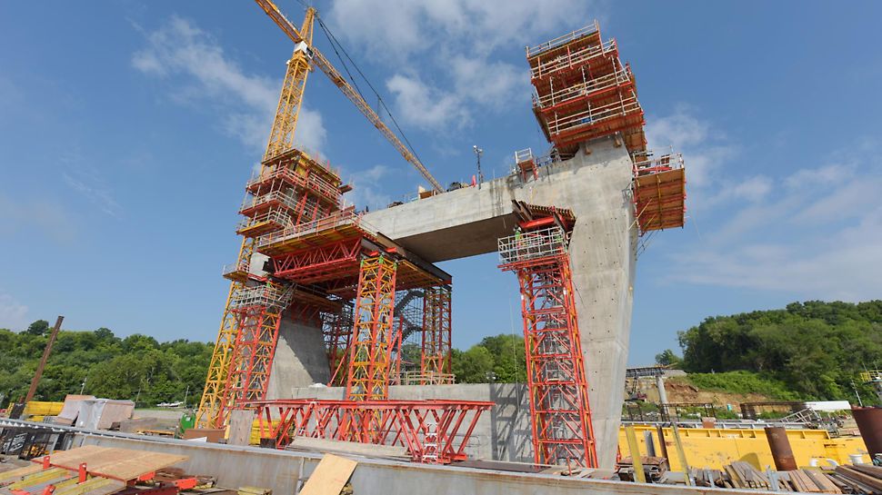 Portal-shaped pylons were formed efficiently using PERI self-climbing technology and standard components from the VARIOKIT Engineering Construction Kit for heavy-duty shoring.