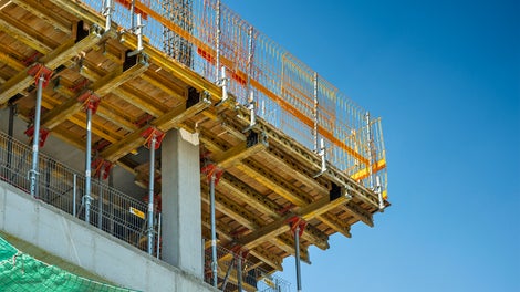 Widok na stół stropowy z z głowicami uchylnymi typu MULTIFLEX, w miejscu konstrukcji bez słupa narożnego.