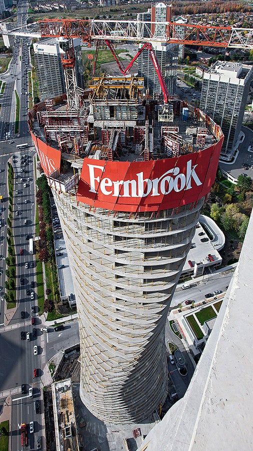 在北楼的施工过程中，RCS防护屏使用液压系统，不需要吊车，即可完成斜向顶升。