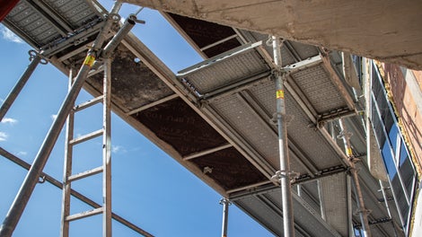 В дадени зони е необходимо към основното скеле да се изпълни допълнително скеле към сградата за да се обслужат и най-сложните форми на фасадата.