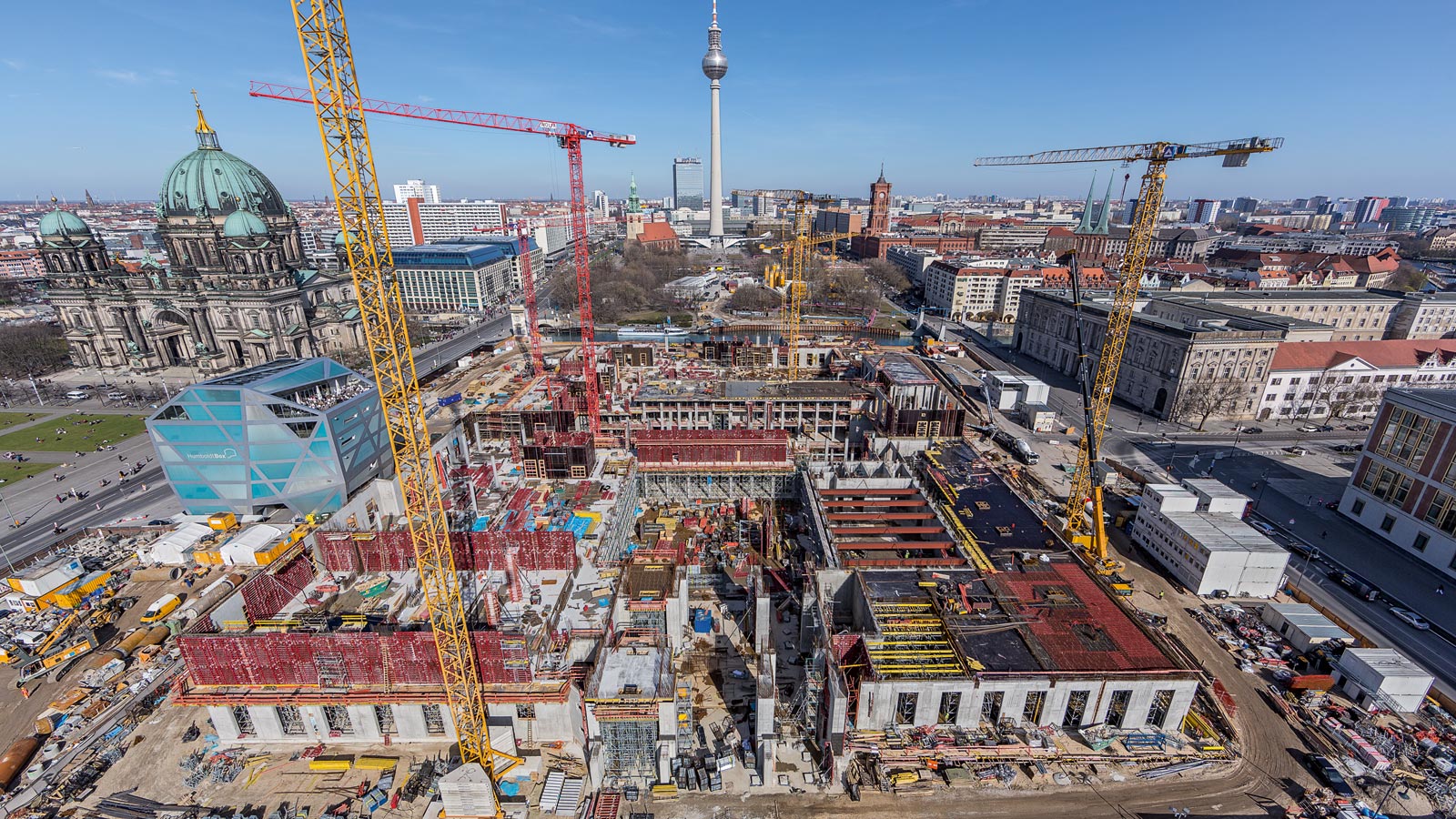 For the reconstruction of the Berlin City Palace, PERI supplied cost-effective formwork and scaffolding solutions from one source. Apart from short shuttering and moving times, the on-site support provided by the PERI engineers in particular ensured that the tight construction schedule could be maintained.