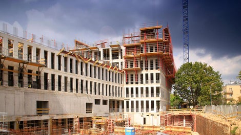 Z prawej strony widoczne jednostki RCS służące do podparcia deskowania VARIO GT 24. W przypadku fragmentu budynku o mniejszej liczbie kondygnacji, bardziej opłacalnym rozwiązaniem było zastosowanie pomostów FB 180.