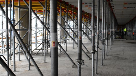 Подпорнo скеле PERI UP Flex при кофражните маси по периферията на плочата 