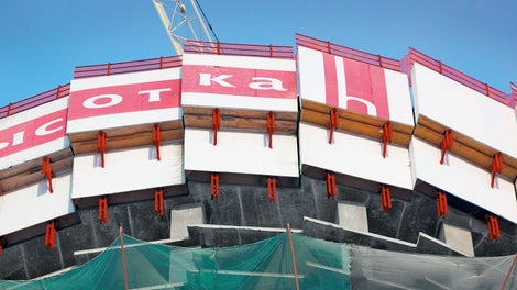 Šplhavá ochranná stena RCS kompletne zakryla najvyššie poschodia budovy, čím bola zaistená neustála maximálna bezpečnosť tímu stavbárov.