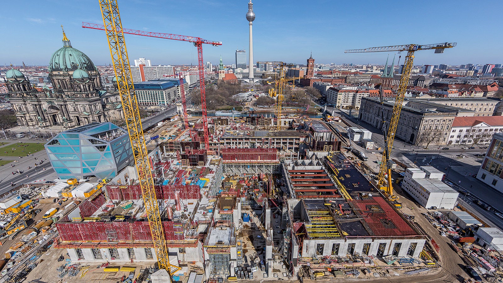 PERI supplied economical formwork and scaffolding solutions from a single source for the reconstruction of the Berlin City Palace. In addition to fast shuttering and repositioning times, the on-site project support provided by the PERI engineers ensured that the very tight construction schedule could be adhered to.