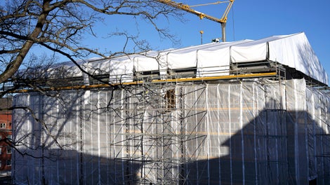 Helhetslösning med PERI UP arbetsställning och väderskyddstak