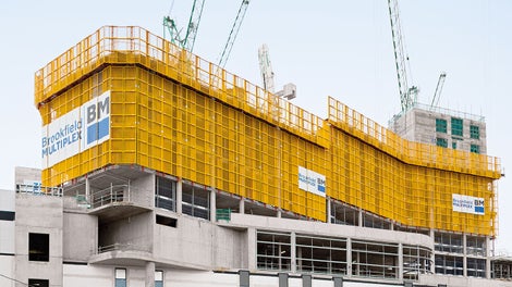 由紧密的防护网组成、可透光的安全防护屏，非常适合白天的施工作业-尤其在为楼板拆模时。