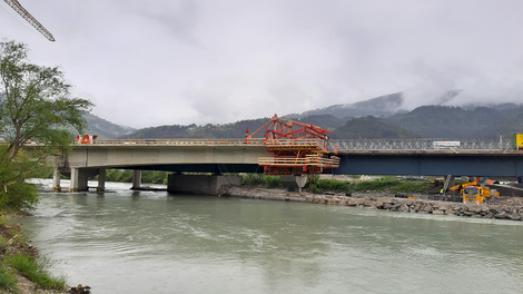 Carro di varo PERI VBC sulla prima parte a sbalzo del ponte finito