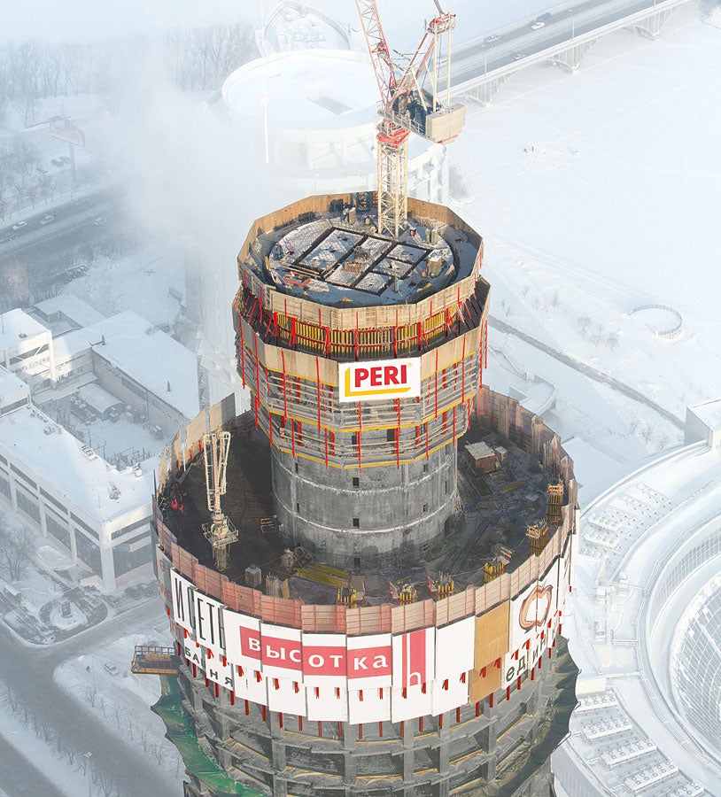 Ai piani inferiori della torre sono dislocati 6 vani ascensore con dimensioni interne di soli 2,30 m x 3,00 m. Per costruirli sono state impiegate casseforme autosollevanti per piccoli vani ACS S. A partire dal 28° piano, il nucleo cambia forma: da 6, i vani ascensore diventano 4 e aumentano di dimensione. Qui le casseforme sono state sollevate due alla volta da un piano all'altro con l'ausilio di un motore multiplo ACS