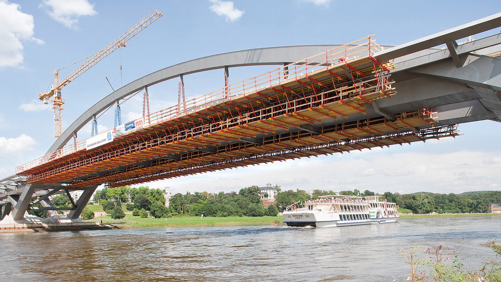 Zwei Stahlbögen mit einer Spannweite von 148 m tragen den Mittelteil der Waldschlösschenbrücke 26 m über der Elbe.