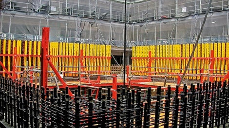 一体化されたバリオ大型壁型枠と作業足場 <br/>