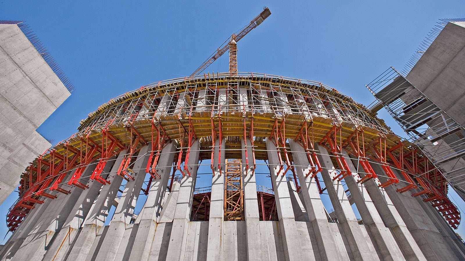 The external ring of columns consists of four circular arc sections - each with 16 reinforced concrete columns – which have a square cross-section of 80 cm x 80 cm.