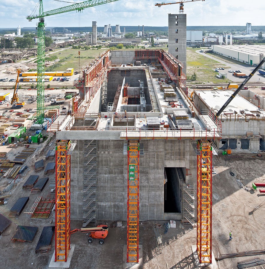 Massive Betonbauteile kennzeichnen das Heizkraftwerk in Spremberg. Weitere Herausforderungen für den Bau des Giganten sind große Höhen und hohe Lasten.