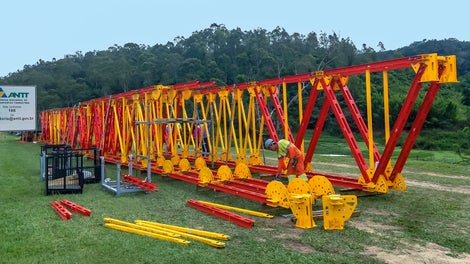 Due to the lightweight steel components, no crane is required for pre-assembling the towers and girder packages. Moreover, thanks to the light and thus ergo-nomic individual components, assembly can be com-pletely carried out without any lifting gear, only by hand.