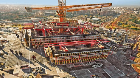 Con 223 metros de altura, Torre Espacio, tiene tres núcleos de hormigón armado con diferentes grosores de pared.