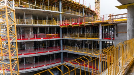 PROKIT EP 110 bietet eine wirtschaftliche Absturzsicherung für den freien Deckenrand und vielzählige freie Kanten.