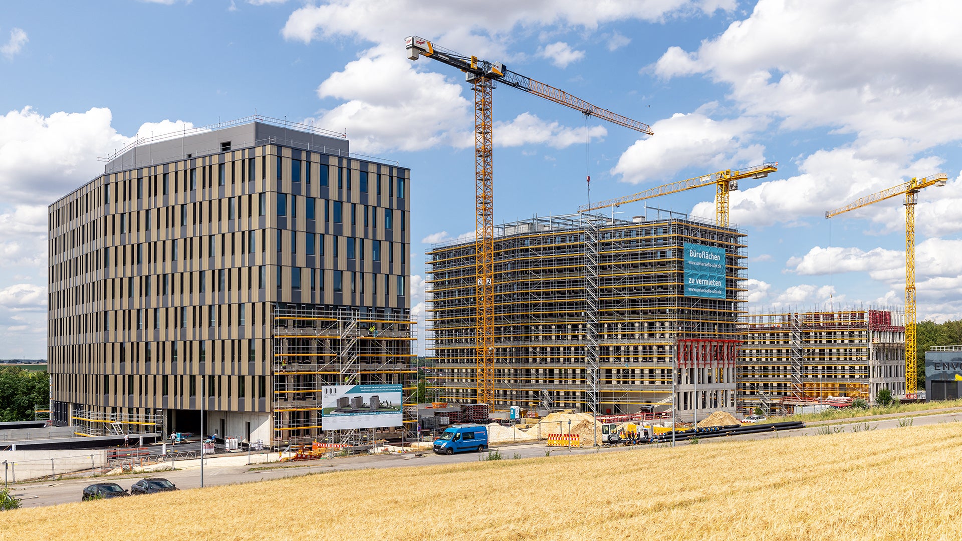 Der neue Komplex der Ulmer Wissenschaftsstadt schafft in drei Gebäuden rund 35.000 m² Bürofläche, darunter mehr als 10.000 m² für Labore, Forschung und Entwicklung. Maßgeschneiderte Gerüst- und Schalungslösungen von PERI unterstützten den Baufortschritt des Projekts und spielten ihre Kompatibilität aus.