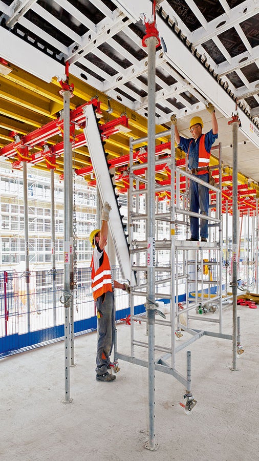 使用SKYDECK模块式楼板模板结合下落式柱头，缩短了立模时间，减少了材料的备货量。派利工程师为楼板边缘提供VARIODECK台模与SKYDECK组合的施工方案。