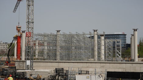 Kruhové sloupové bednění SRS od PERI splnilo vysoké nároky na povrch betonu u 10 metrů vysokých sloupů