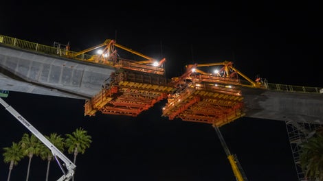 The LAX Automated People Mover was the first project in the United States to use the VARIOKIT VBC system and featured custom turning mechanisms for the curve and traffic crossings.