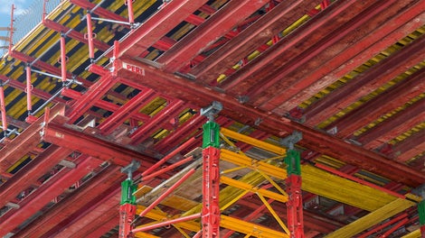 使用模块化的系统以及双支腿片状支撑塔架，能够灵活适应桥塔造型设计的变化。