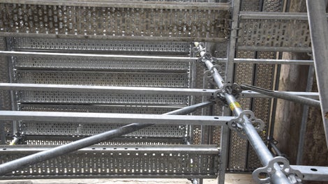 Принцип на присъединяване на всички елементи "Gravity Lock" от модулната система скеле PERI UP Flex 