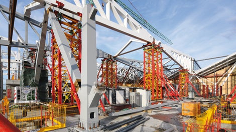 VARIOKIT Heavy-Duty Shoring Towers as a temporary supporting structure during the assembly of a steel hall at an airport terminal.