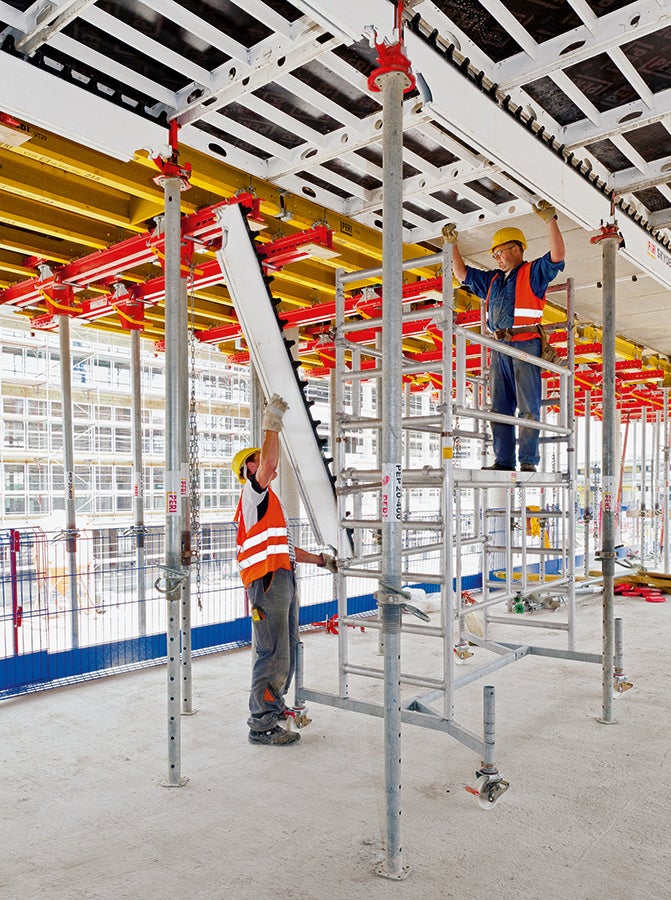 Die SKYDECK Paneel-Deckenschalung ermöglicht in Verbindung mit dem Fallkopfsystem kurze Schalzeiten und eine verringerte Materialvorhaltung. Die PERI Ingenieure kombinierten die SKYDECK am Deckenrand mit großflächigen VARIODECK Deckentischen.