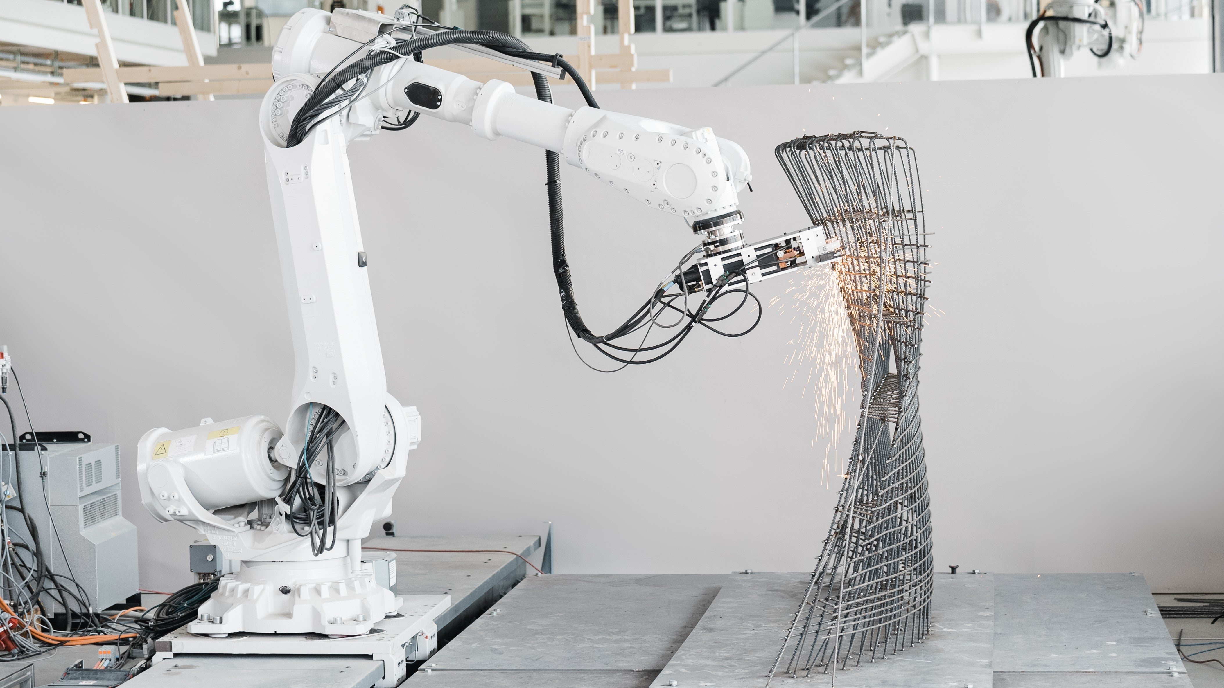 <p>A PERI SE és a Sika AG befektet a svájci MESH AG start-up vállalkozásba. A MESH AG kifejlesztette a világ első robottal támogatott technológiáját a zsaluzat nélküli <a href="https://www.peri.com/de/unternehmen/presseinformationen/mesh-mould-neue-technologie-fuer-anspruchsvolle-betonstrukturen.html" > komplex vasbeton alkatrészek hatékony és költséghatékony gyártásához</a>.</p><br/>
