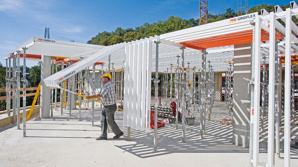 Монтаж без усилие: само окачвате, повдигате и подпирате платната