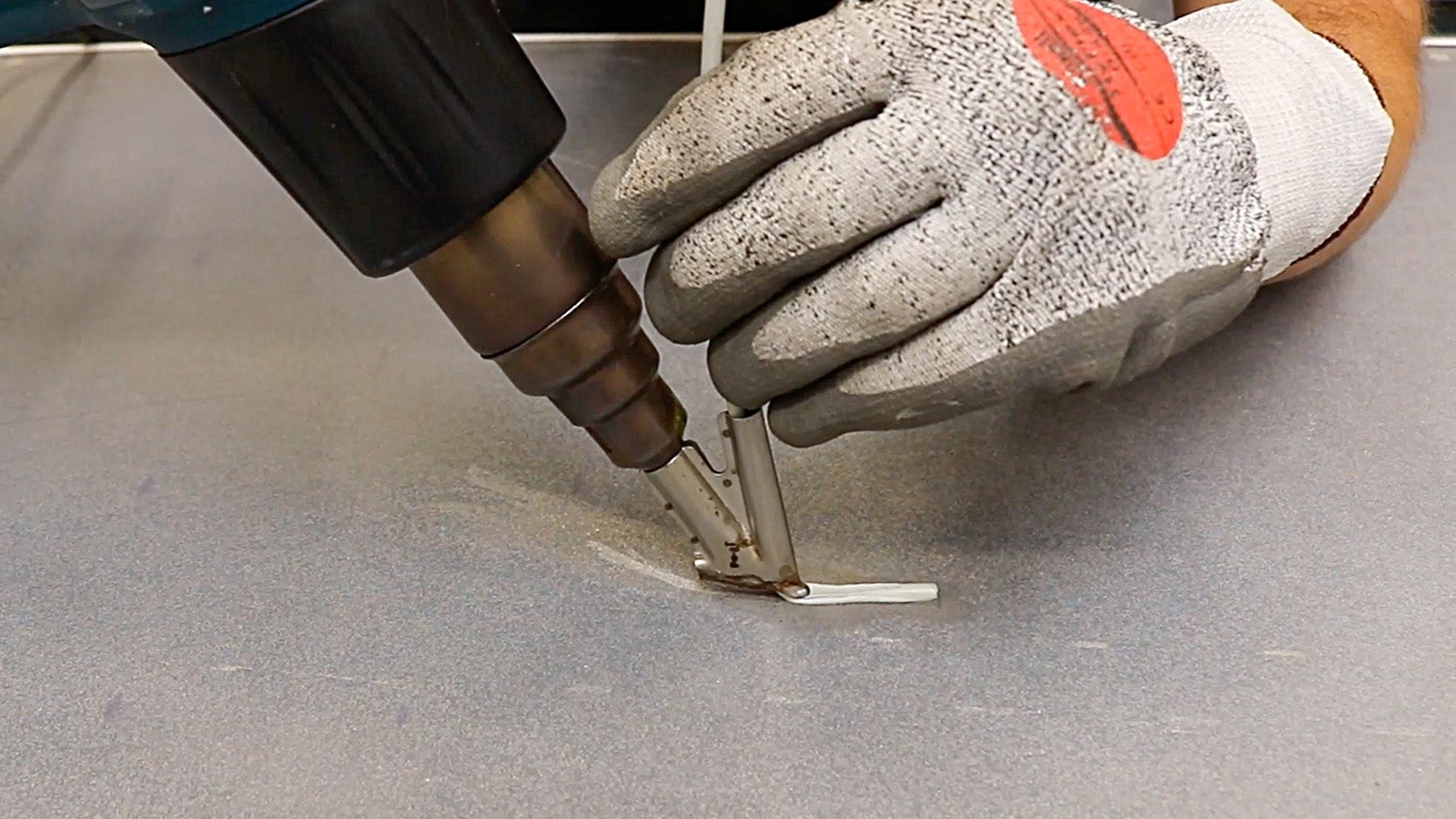 Vous pouvez réparer les côtés extérieurs rapidement et facilement grâce à la couche d'usure soudable - sans frais supplémentaires directement sur le chantier.