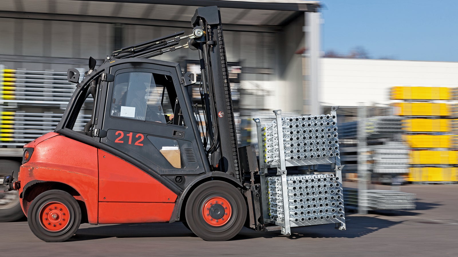 Wenige Bauteile, leichte Materialien und selbstsichernde Systeme: Wir haben unsere Gerüste so konstruiert, dass sie mehr Platz bieten und gleichzeitig sicher sind.