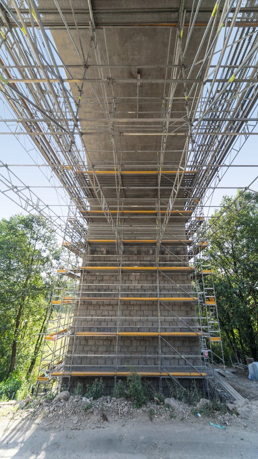 Výška lešení pro sanaci dosahovala místy až 22 m a příhradovými nosníky bylo překlenováno rozpětí 14 m. Pro správnou funkci a přístup k pilířům muselo být téměř každé patro lešení vyztuženo diagonálami UBK. Zde bylo využito variability systému PERI UP Flex.