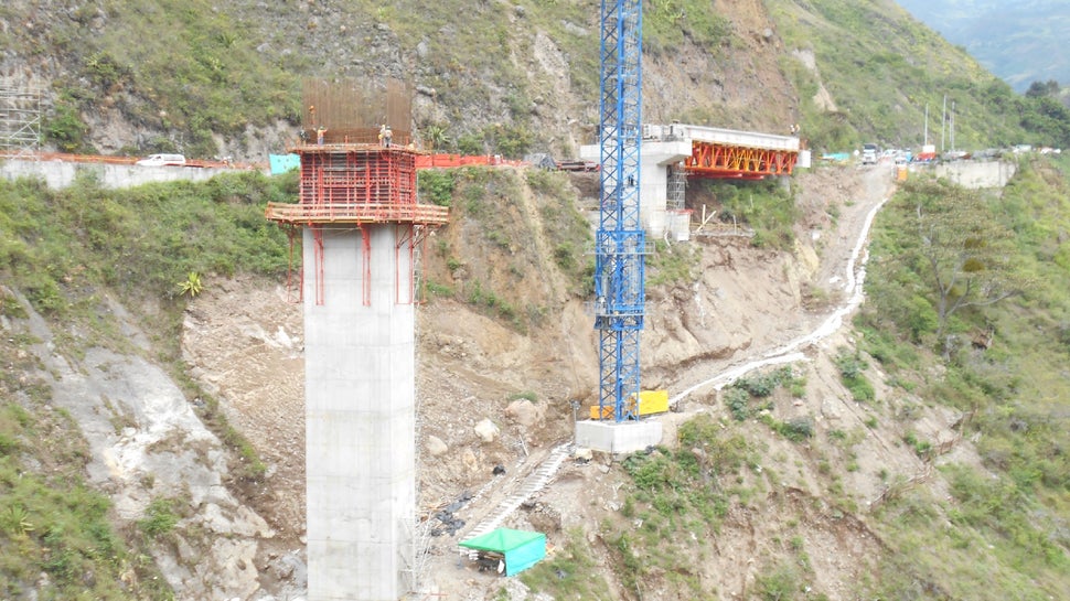 Pilas centrales encofradas de manera racional con sistema de encofrado TRIO y trepadas con CB-240.