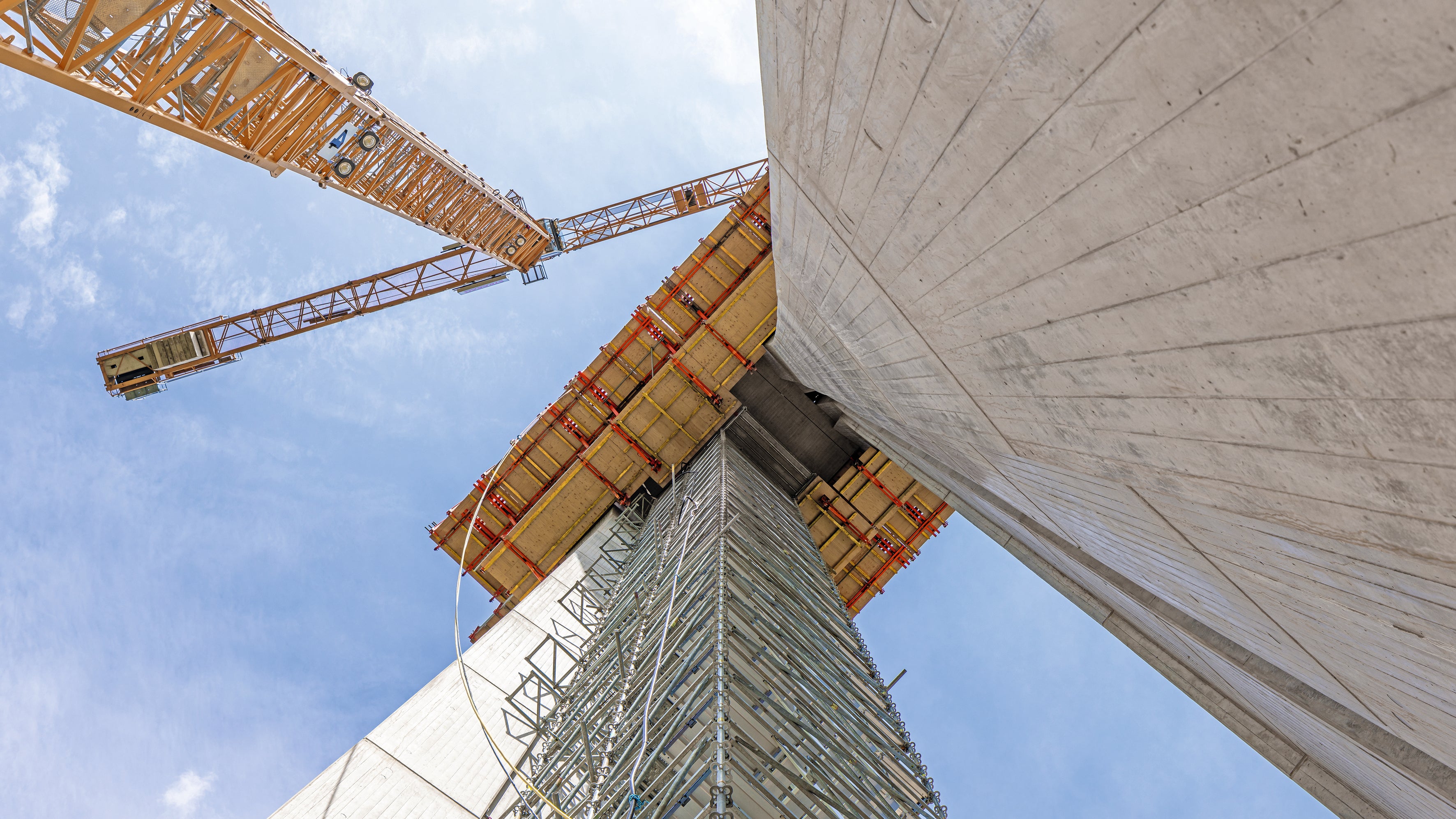 Wichtige Bestandteile des PERI Gesamtkonzepts für die Saaletalbrücke sind verschiedene Schalungssysteme und der VARIOKIT Ingenieurbaukasten. Der PERI UP Gerüstbaukasten sorgt mit seinen Treppen für den sicheren Zugang zu den höher gelegenen Arbeitsplätzen. 