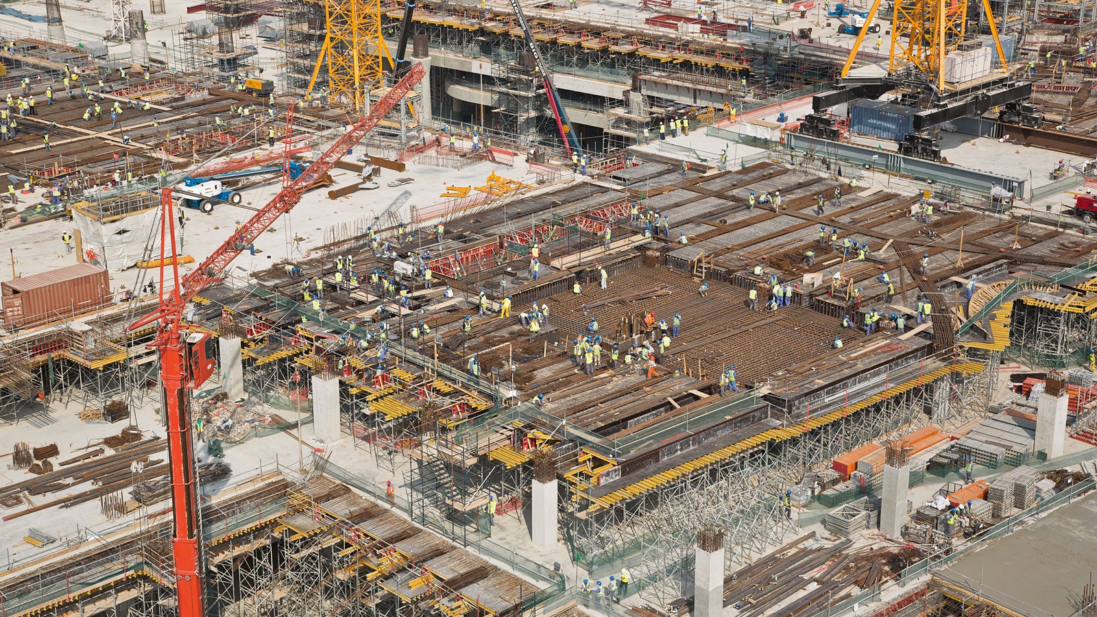 Oltre 6.000 tavoli per solai sono impiegati a ciclo continuo in cantiere. La loro superficie totale può essere paragonata a quella di 10 campi da calcio.