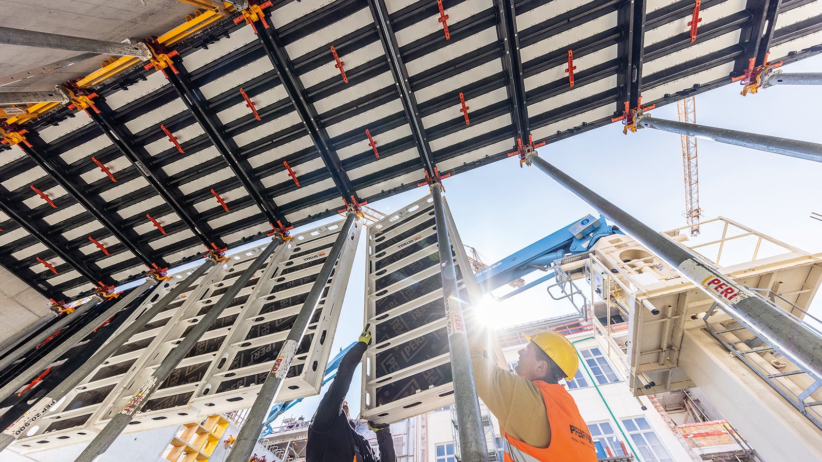 The SKYMAX construction kit principle with panels made of aluminium and polymer achieves a very high level of technical and economic flexibility. The lightweight polymer panels with particularly durable formlining represent a sustainable alternative to conventional timber solutions; their use can counteract the extreme developments on the global timber market and the corresponding long delivery times.