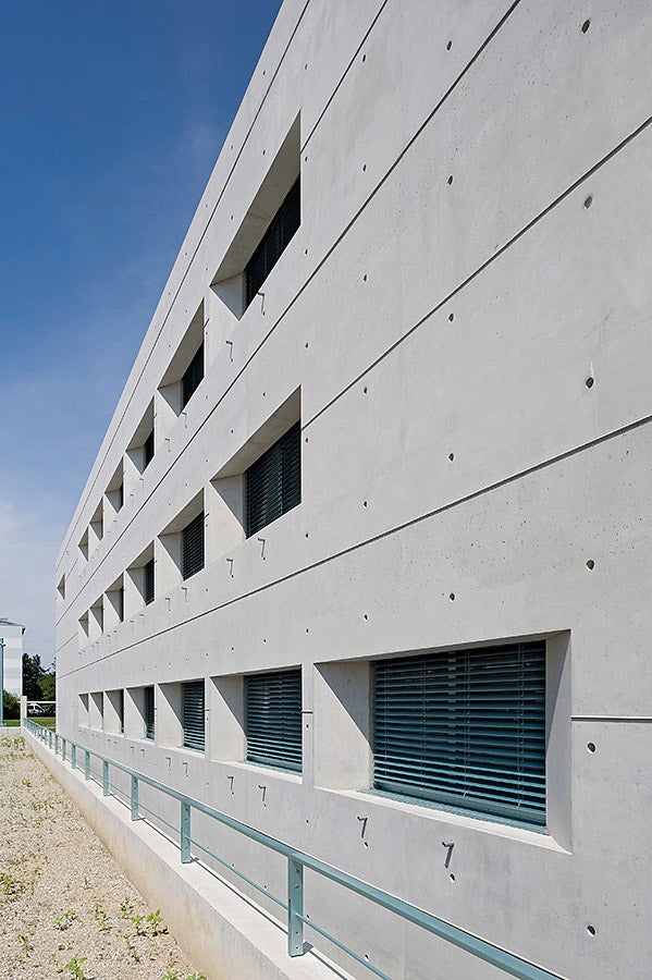 Sehenswerte Fassadengestaltung mit geordnetem Fugen- und Ankerraster und markanten Fensteraussparungen mit schrägen Leibungen und horizontalen Rispen.