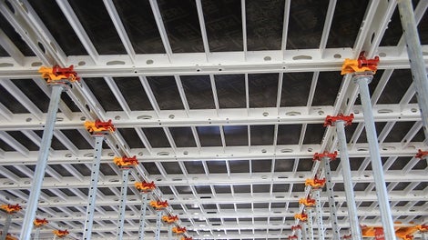 Une réduction des besoins en matériels sur site, grâce au décoffrage anticipé avec tête de décintrement.