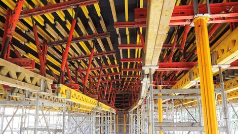 Podparcie środkowej części płyty, dodatkowa podpora PERI MULTIPROP w celu odciążenia dźwigara GT 24.