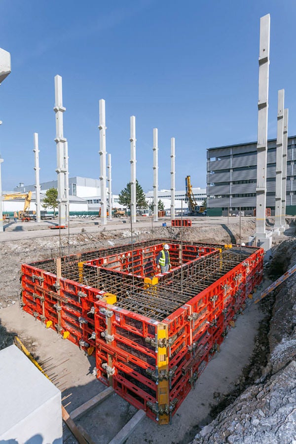 4 paneļu platumi - 1.00m, 0.75m, 0.50m, 0.25m ļauj veidņot jebkuras konfigurācijas monolītās sienas, pamatus, kolonnas, režgogus.