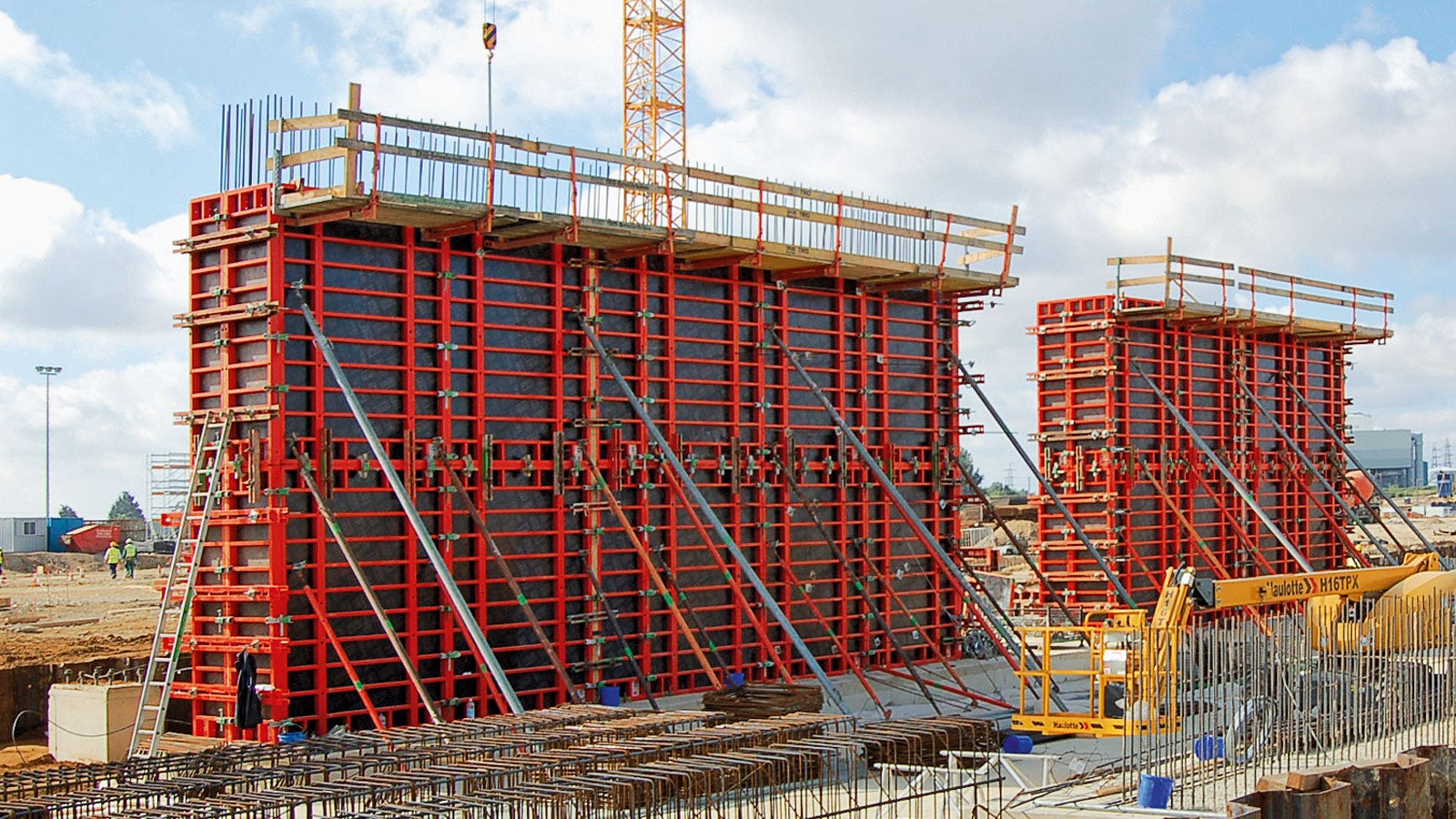 For the 6.60 m high, massive reinforced concrete walls, the TRIO 330 was extended and supplemented with TRIO concreating platforms.