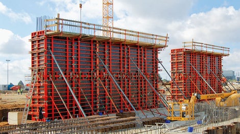 For the 6.60 m high, massive reinforced concrete walls, the TRIO 330 was extended and supplemented with TRIO concreating platforms.