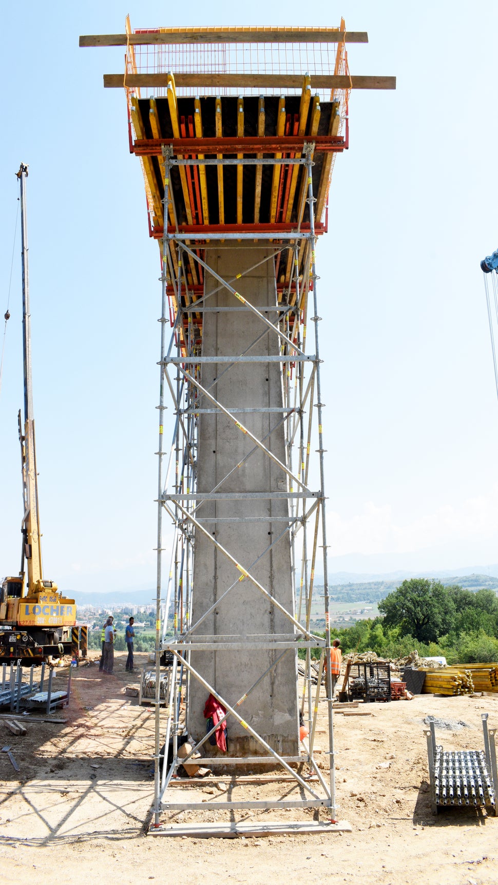 Дъното е изпълнено с решетъчни GT 24 кофражни греди и стоманени SRU профили от модулната система VARIO