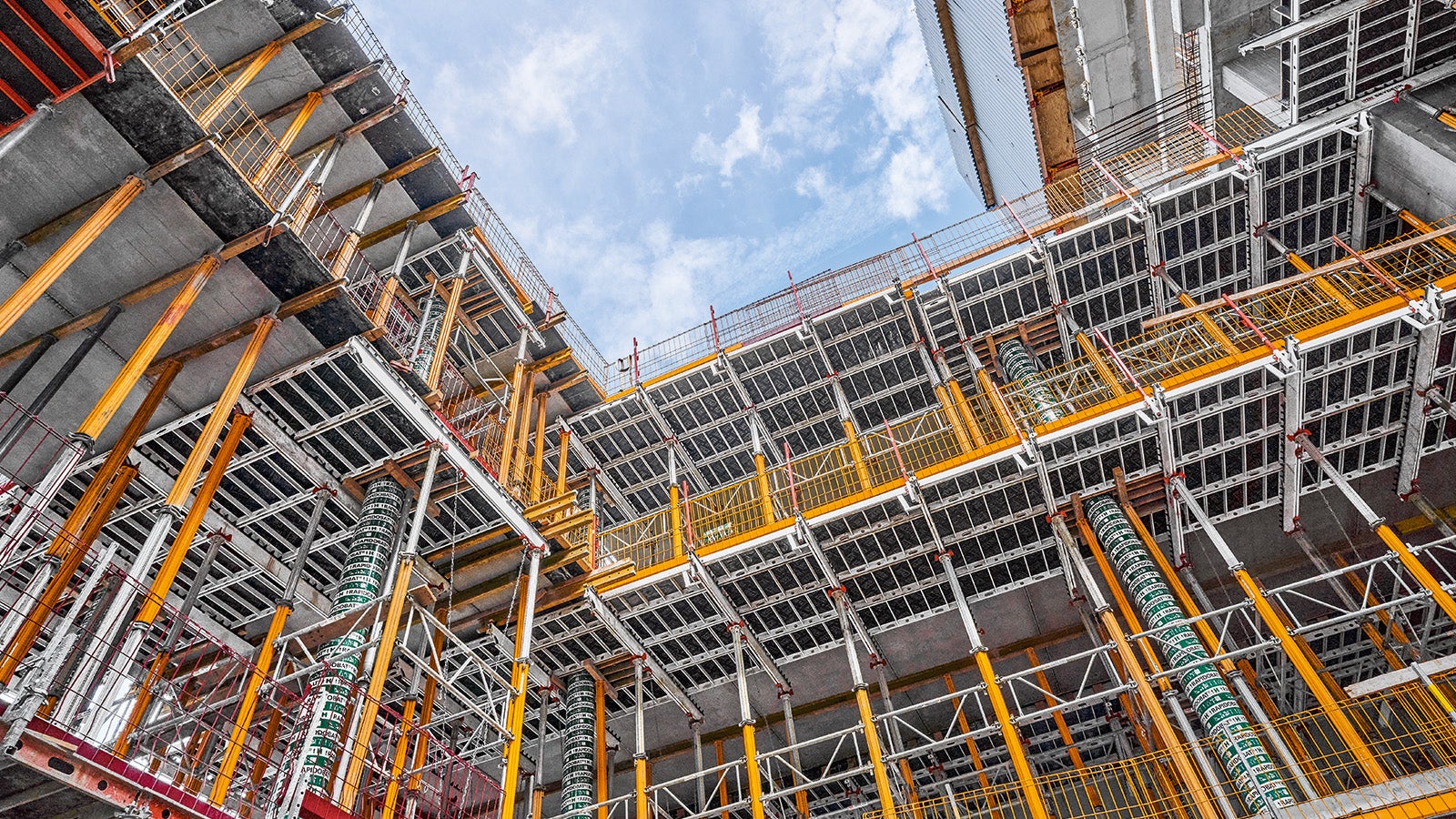 PERI punktete mit systemintegrierter Sicherheit beim komplexen Bau der Y-Towers. Der Gebäudekern beider Türme entstand mithilfe einer wirtschaftlichen PERI Systemkombination. Enorme Windlasten galten hierbei als besondere Herausforderung, weshalb beide Türme mit einer PERI Kletterschutzwand ausgestattet waren. Diese ermöglichte ein sicheres Arbeiten in großer Höhe und minimierte das Risiko herabfallender Teile. Das PERI Selbstklettersystem erlaubte zudem ein einfaches Umsetzen der Betonverteiler nach oben – ganz ohne Kraneinsatz.