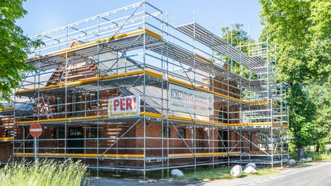 1,5m hoveddæk og materiale platforme til materialeoplag , for at skabe plads til skifferplader til det nye tag og samtidig sikre gode arbejdsforhold for tømrerne.