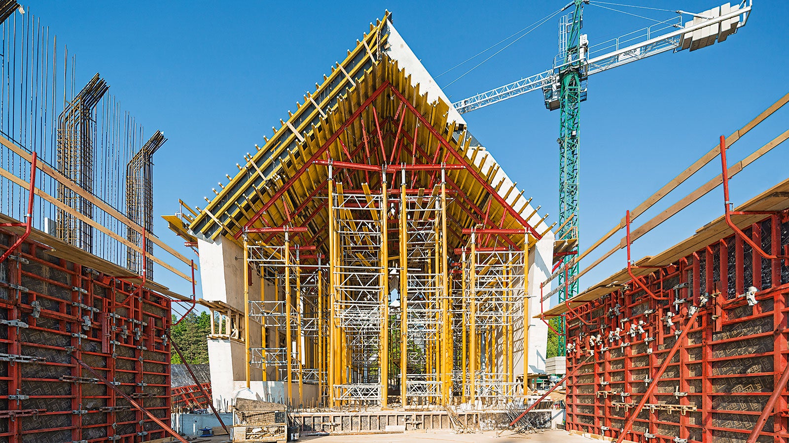 Torri MULTIPROP e componenti del sistema VARIOKIT, disponibili a noleggio, formano una impalcatura di sostegno con relativa cassaforma e raggiungono l’altezza di 14,75m